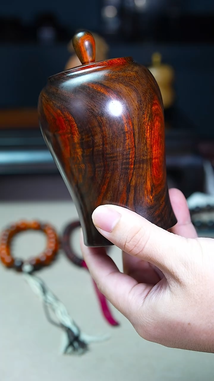 交趾黄檀（大红酸枝）叫**欧罐子