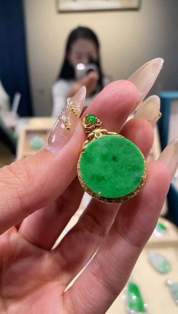 【闪购商品】翡翠颈饰18K金镶嵌无事牌