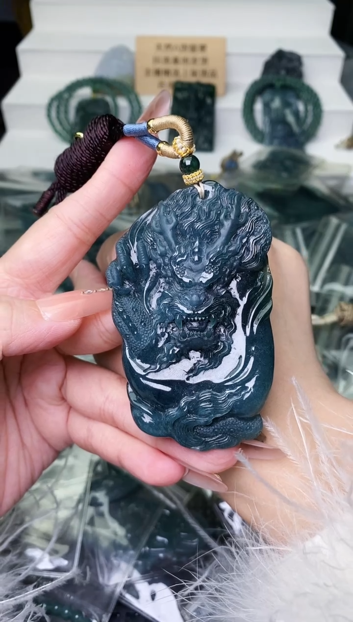 颈饰未镶嵌翡翠 