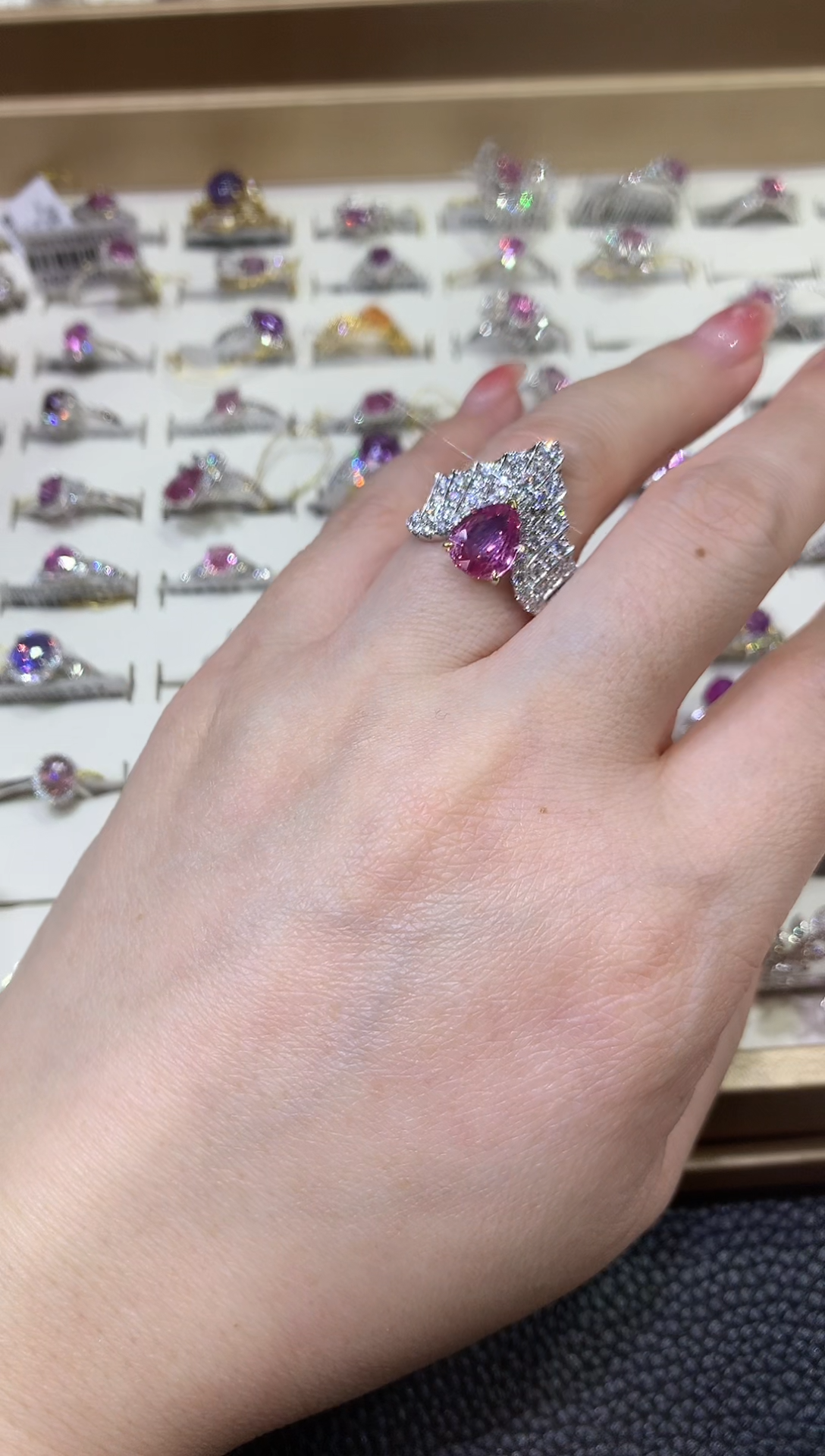 【闪购商品】彩色蓝宝石戒指18K金镶嵌W35 