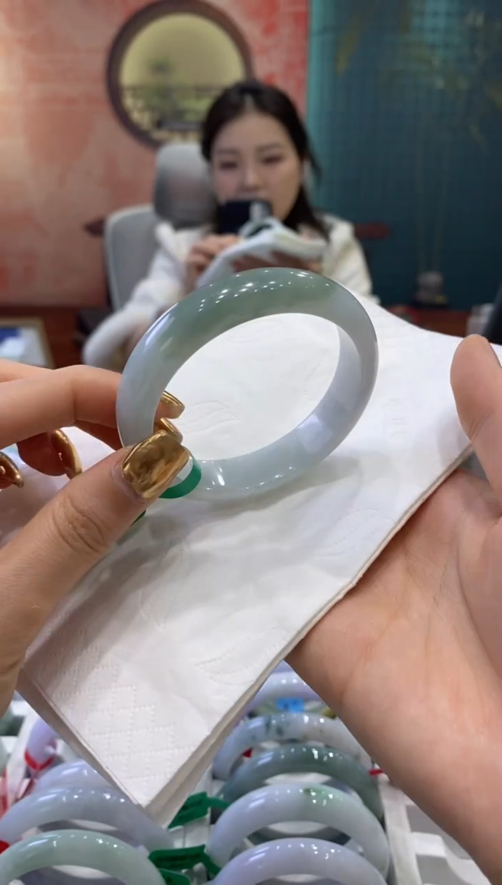 【闪购商品】翡翠手镯未镶嵌多人03910