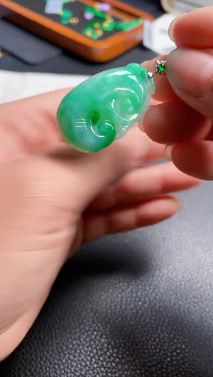 【闪购商品】翡翠颈饰18K金镶嵌吊坠