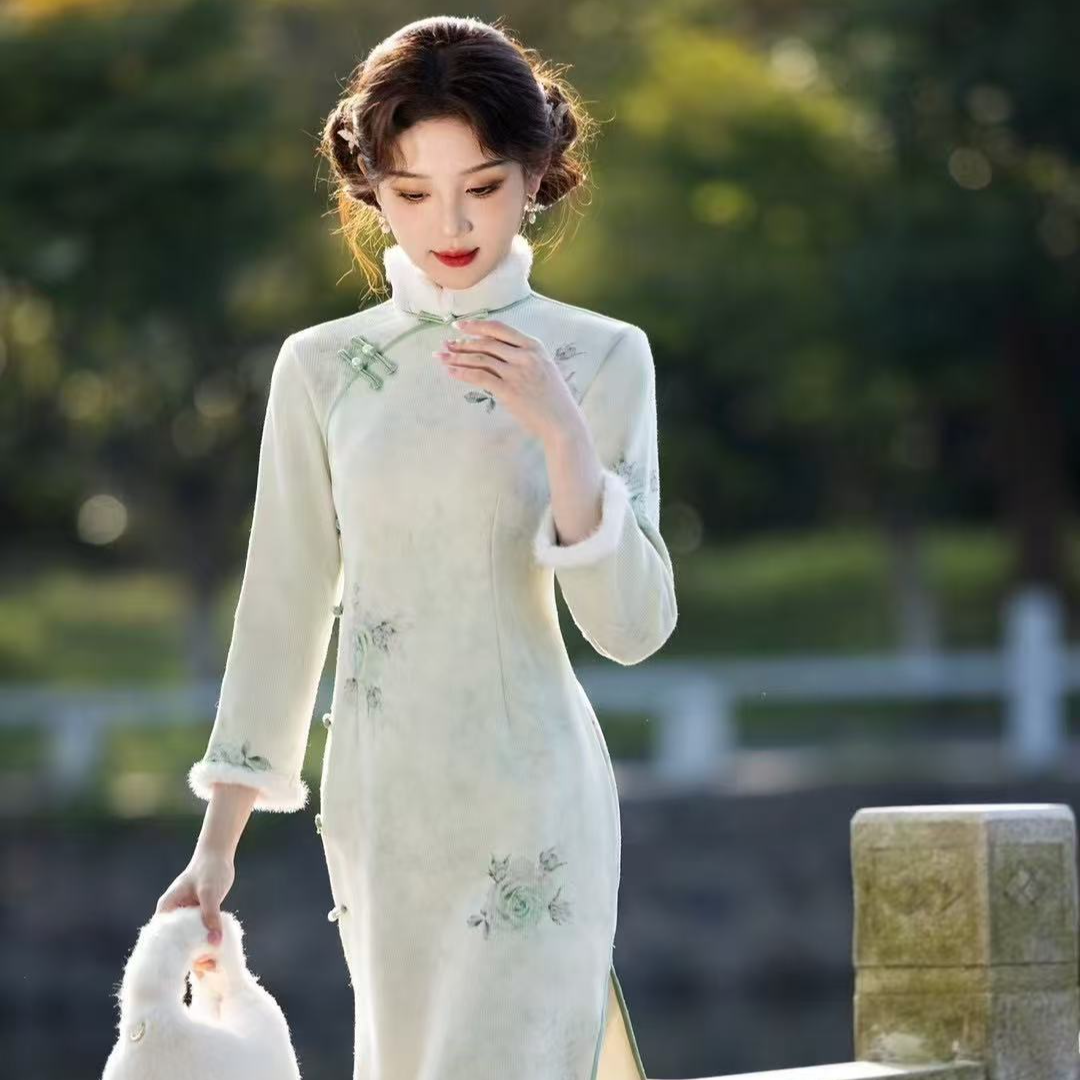 1677  浅绿色【绿玫瑰】 一字珠珠扣   条纹 旗袍