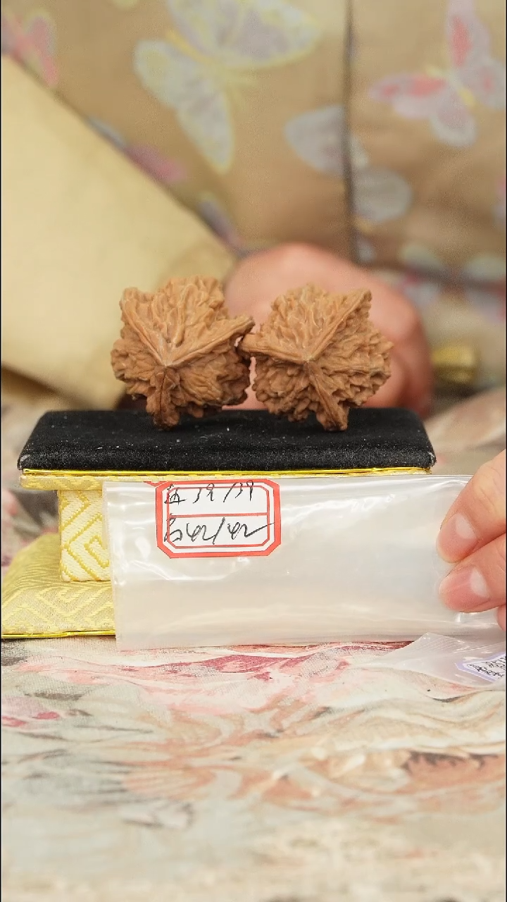 【闪购商品】文玩核桃把件盘山三棱