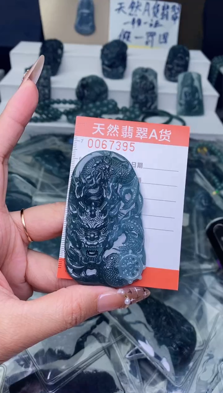 翡翠未镶嵌颈饰·············