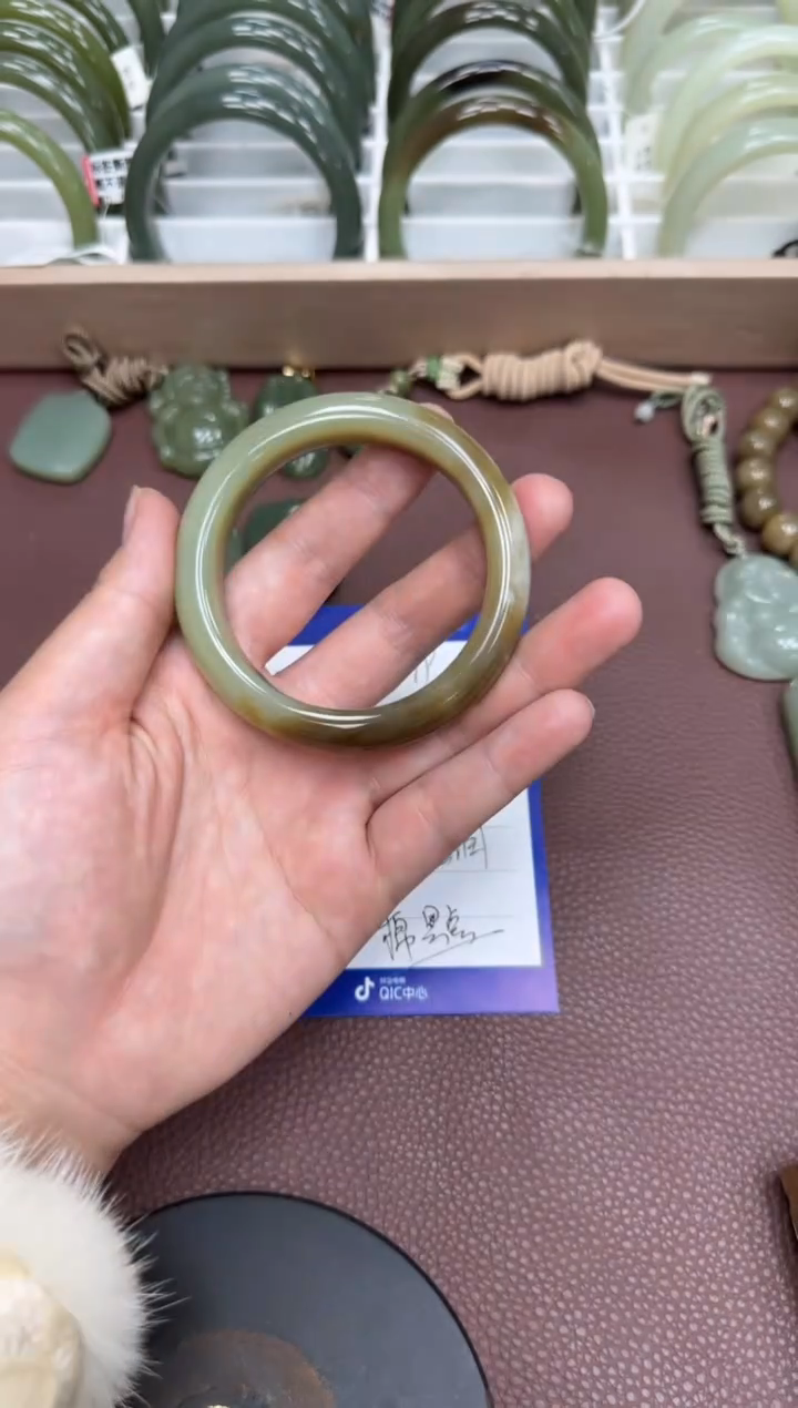 和田玉未镶嵌手镯天然和田玉有天然结构