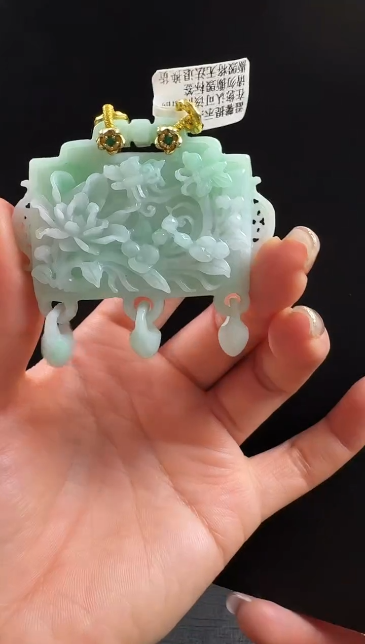 颈饰未镶嵌翡翠蝶恋花