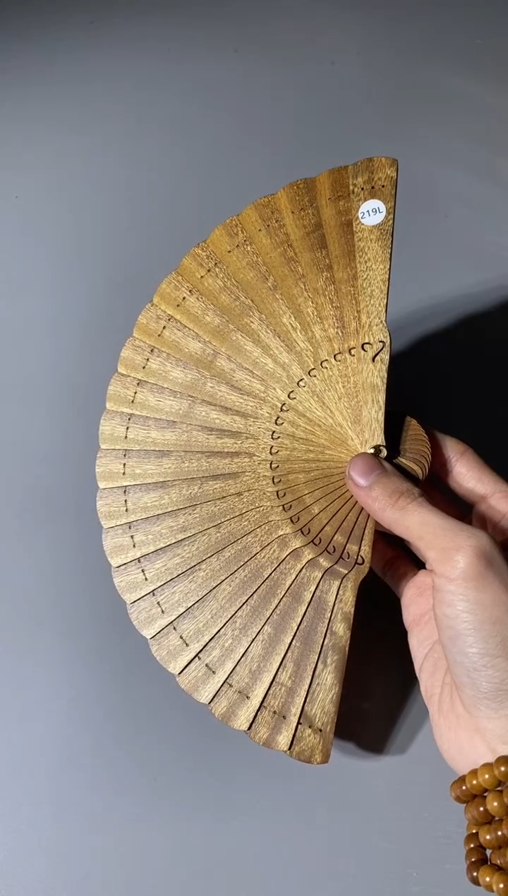 【闪购商品】金丝楠木雕219号15cm金丝楠木小叶桢楠扇子