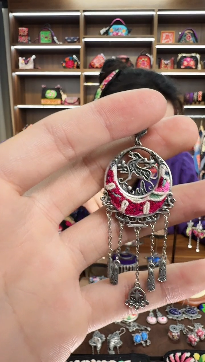 【闪购商品】织绣107蒙阿苏苗绣传承