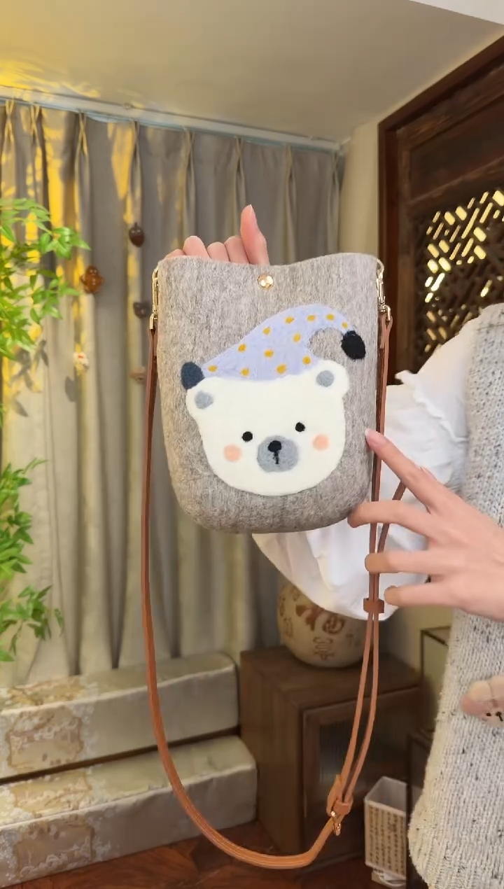 羊毛非遗羊毛毡包 手机包灰小熊