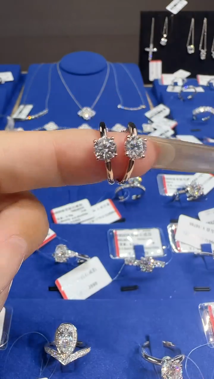 18K金镶嵌实验室培育钻石耳饰一克拉一对耳扣