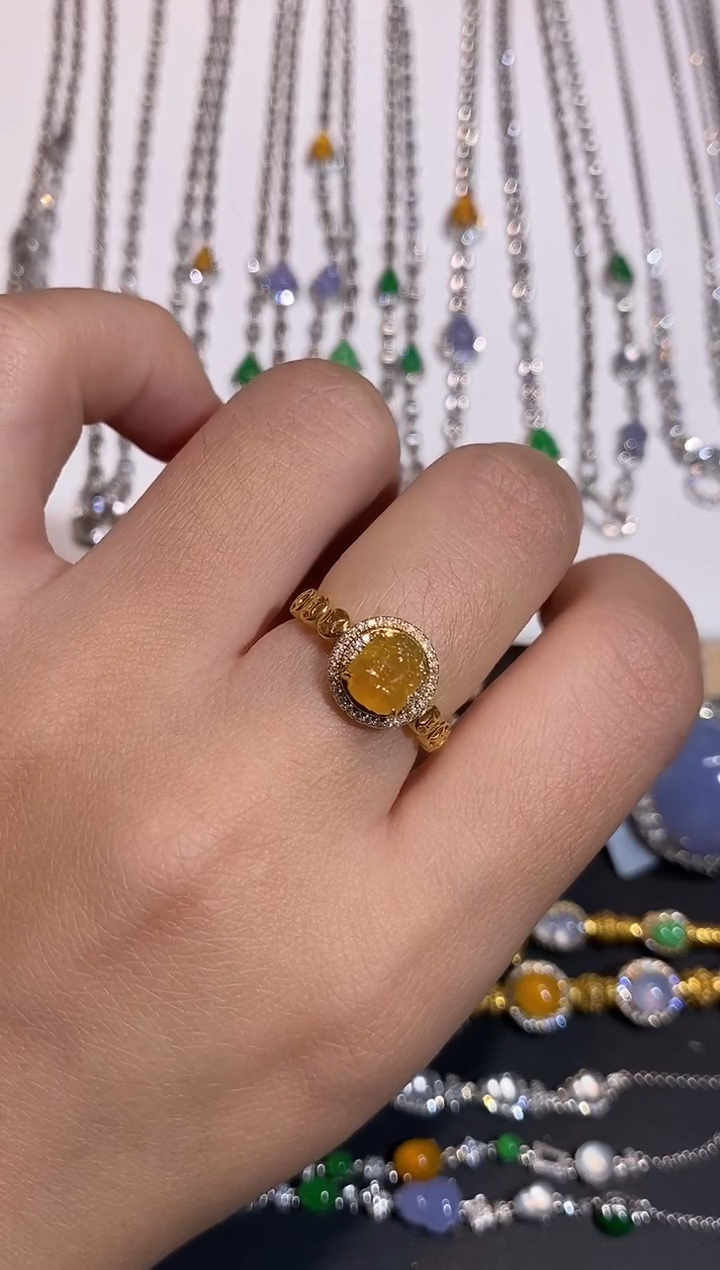 颈饰18K金镶嵌翡翠戒指