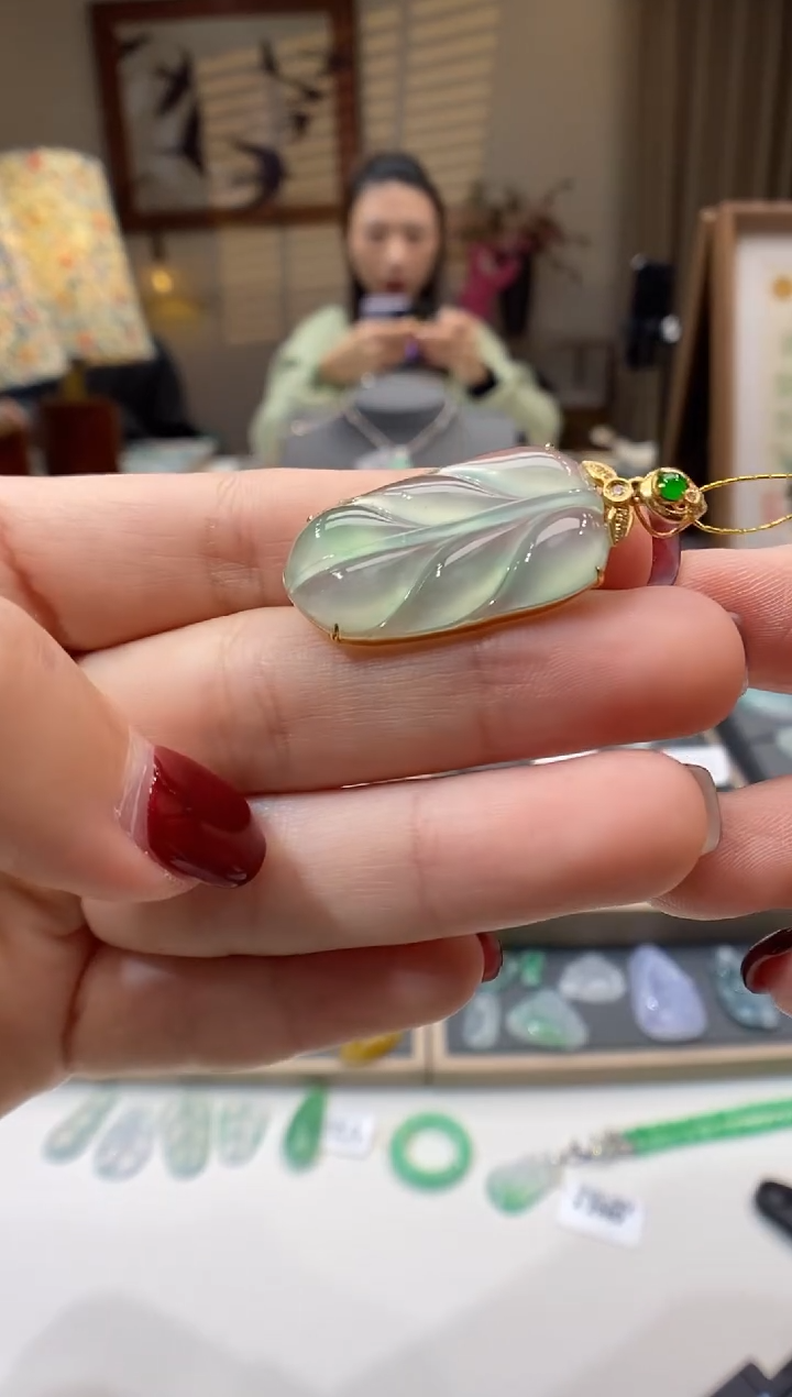 【闪购商品】翡翠颈饰18K金镶嵌叶子