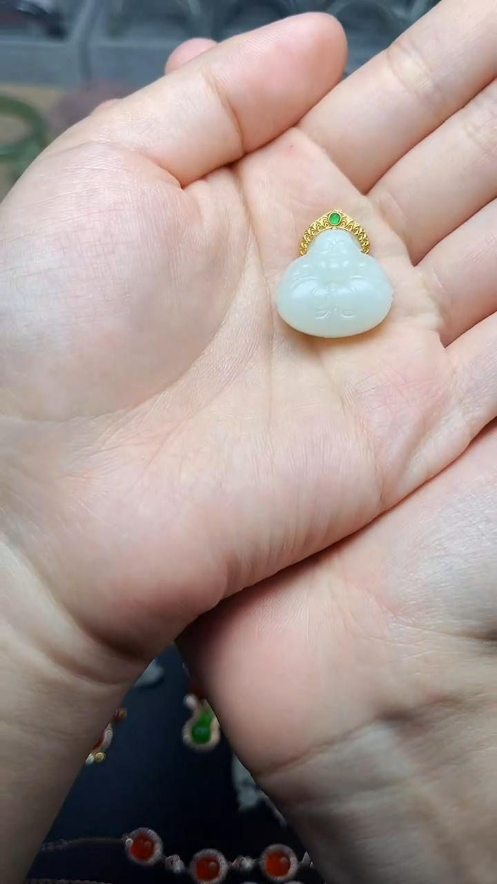 颈饰18K金镶嵌和田玉抱抱佛  06