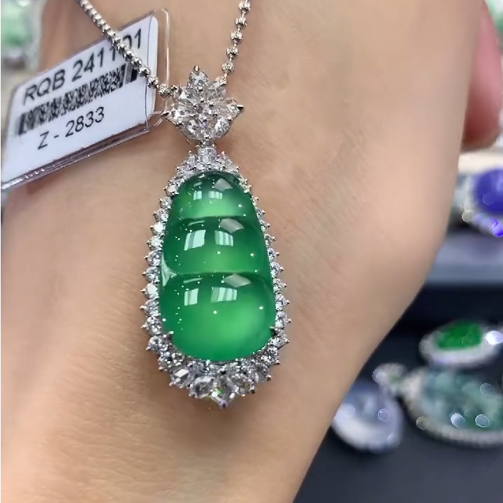 翡翠吊坠(不含链)18K金镶嵌w53  总价68000 补款38000