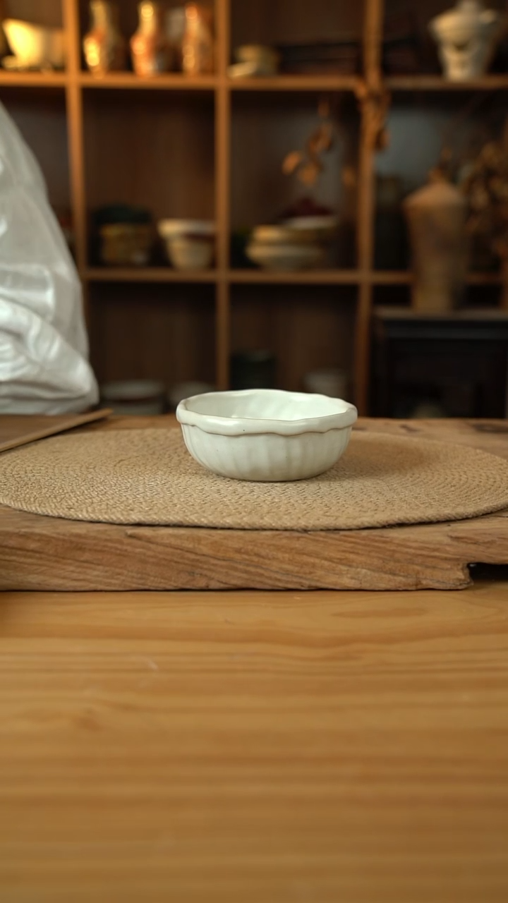 白色系列的蛋糕碗1个