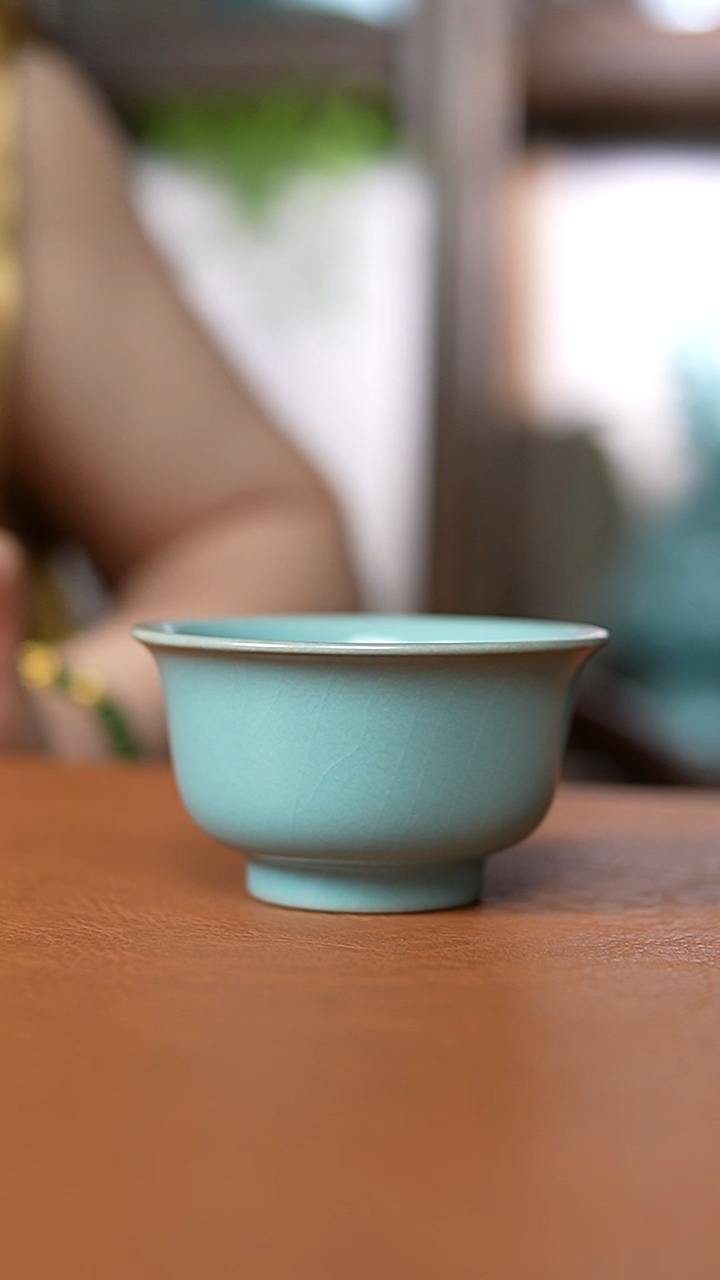 瓷片仿古天青厚胎压手杯瑕