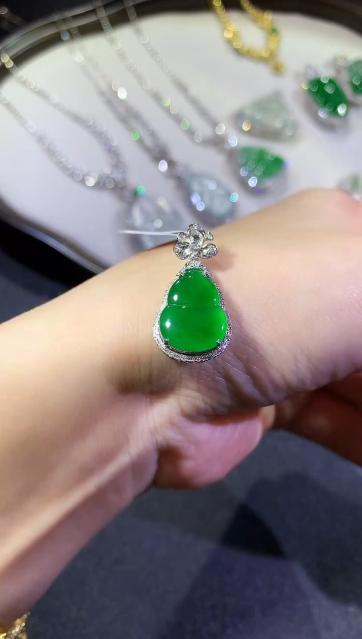 【闪购商品】翡翠吊坠(不含链)18K金镶嵌71-葫芦