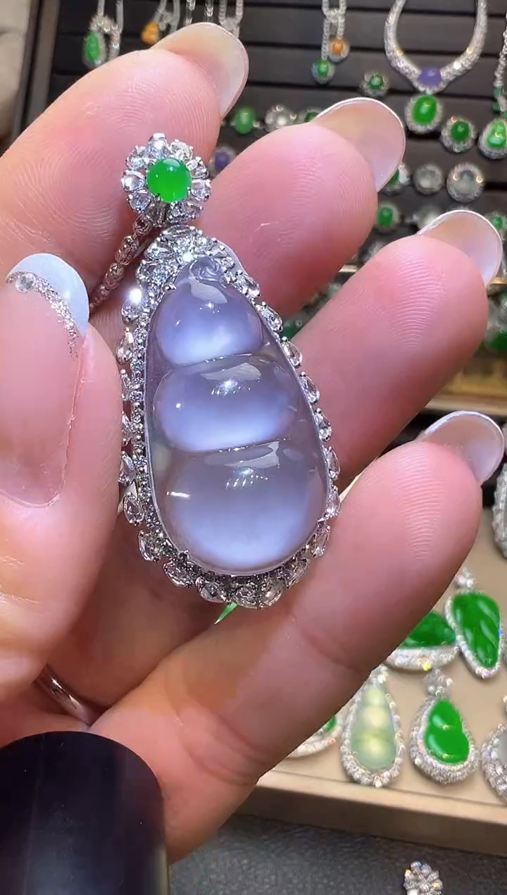 颈饰18K金镶嵌翡翠豆子