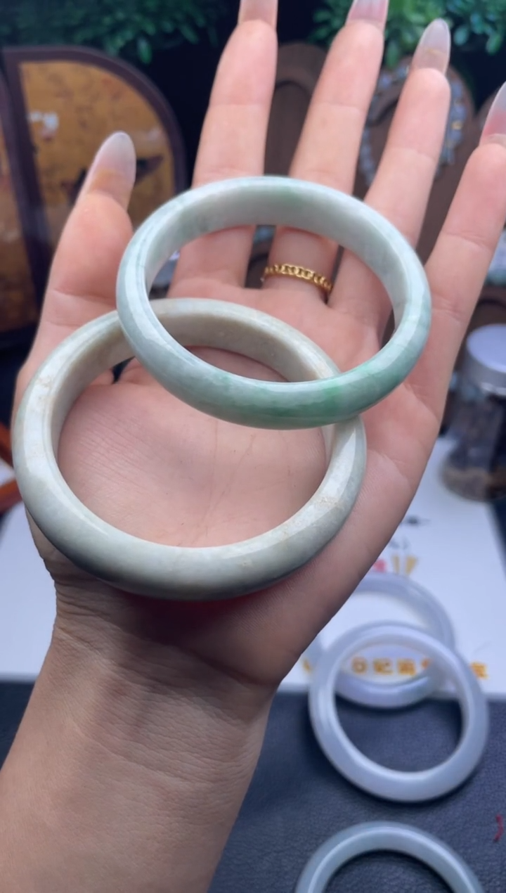 未镶嵌手镯翡翠?*遇手镯
