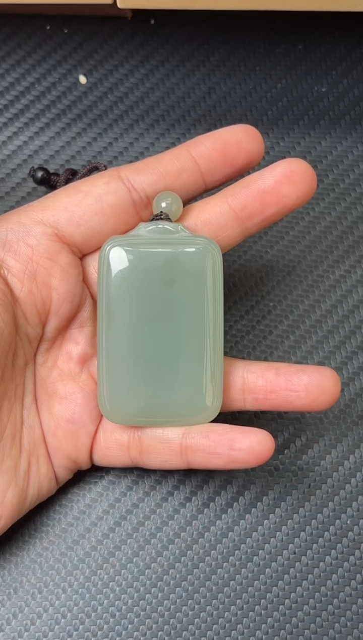 吊坠(赠链)未镶嵌和田玉且末微色差近矿吊坠