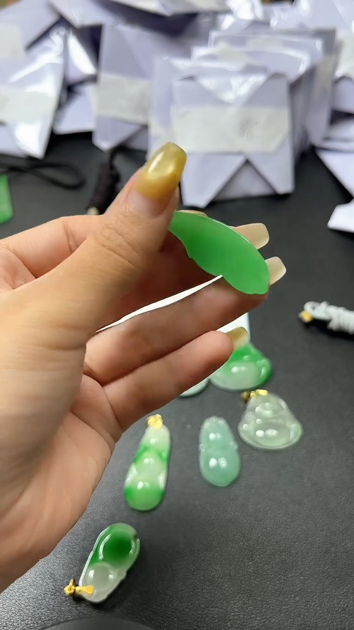 广东石料裴翠时尚女士精品吊坠