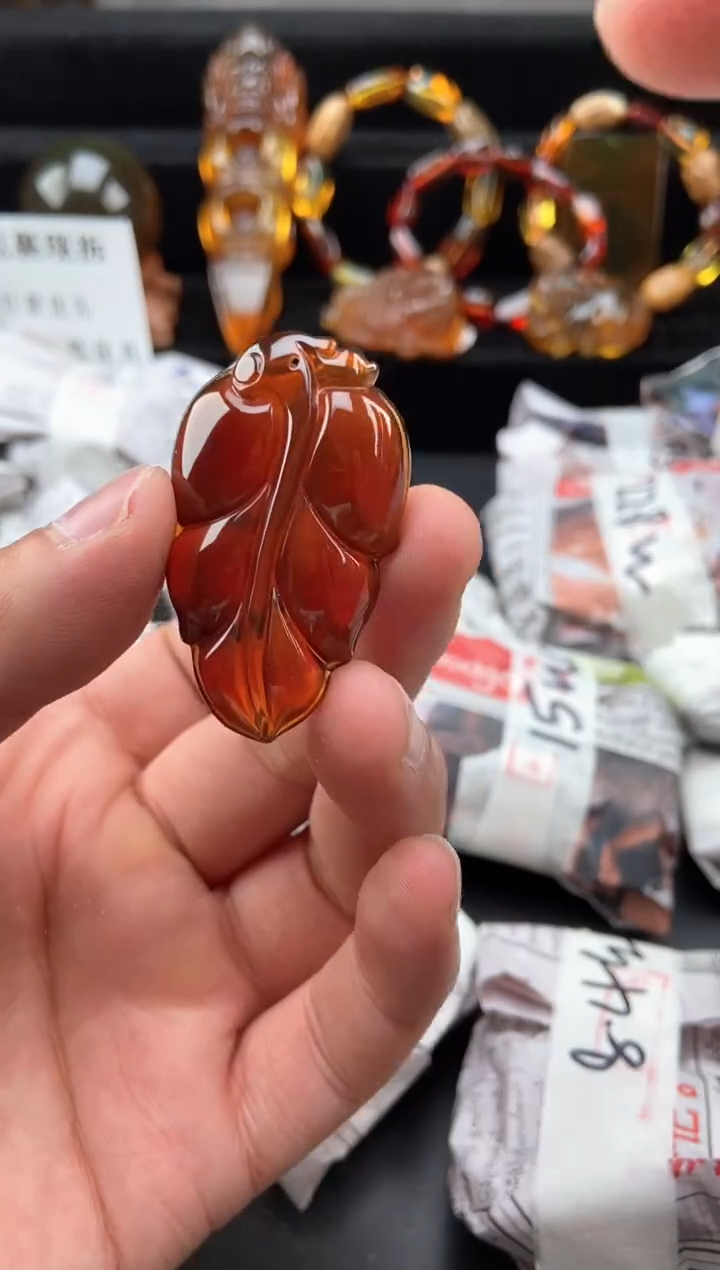 【闪购商品】琥珀颈饰未镶嵌棕血珀叶子吊坠