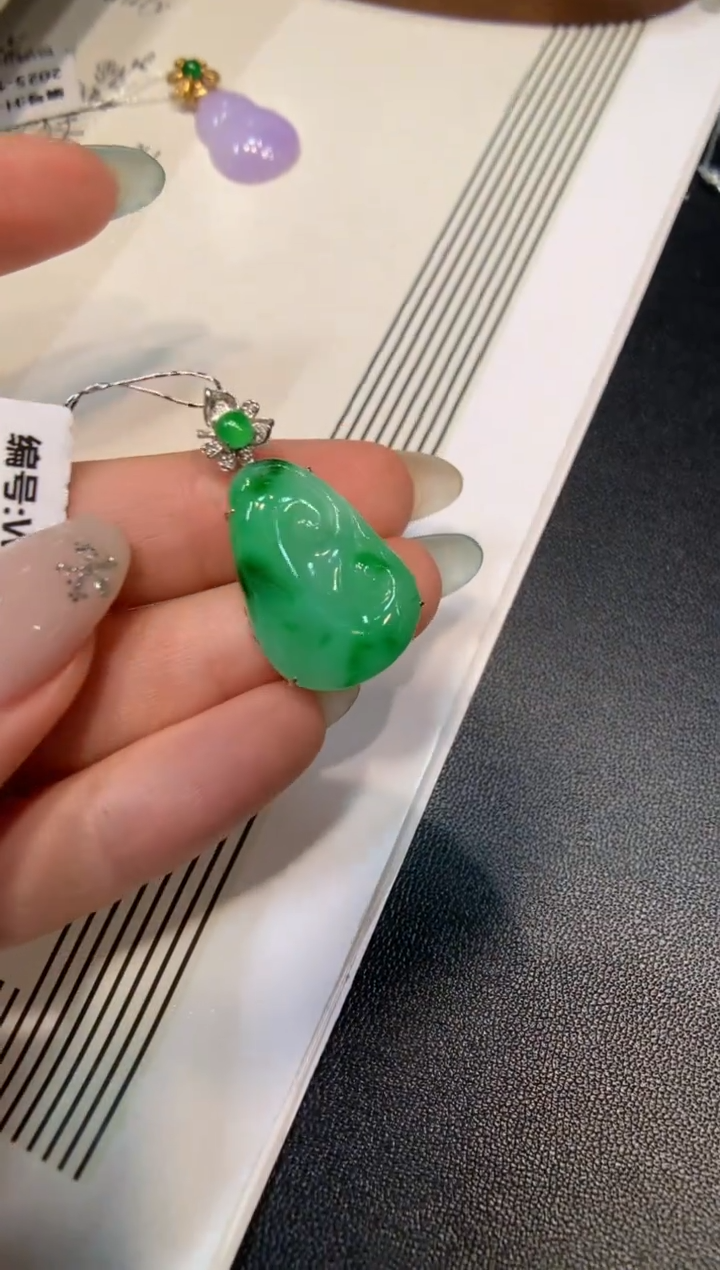 颈饰18K金镶嵌翡翠如意