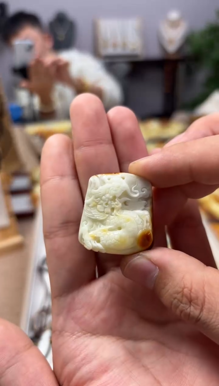 【闪购商品】蜜蜡裸石未镶嵌雕刻