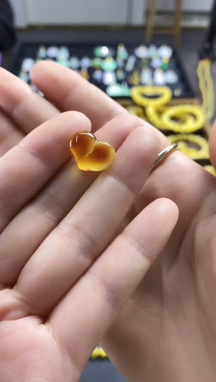 蜜蜡颈饰未镶嵌当****肉爱心