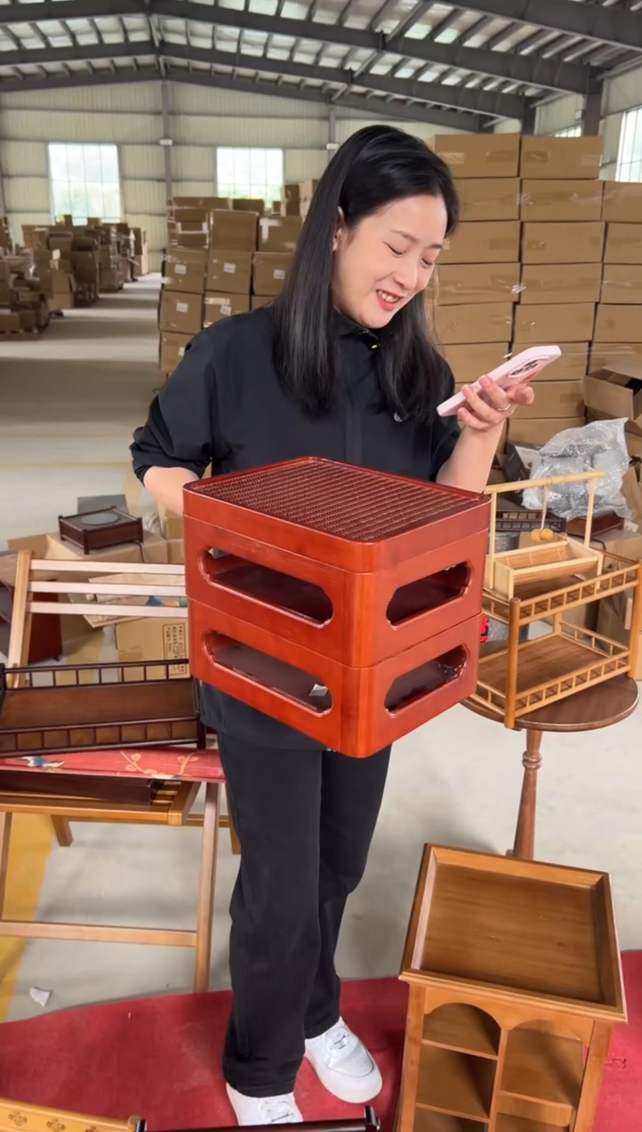 子云深色红色，高山楠竹