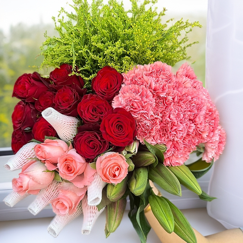 红玫瑰+粉玫瑰+香水百合+康乃馨+配草+鲜花营养液