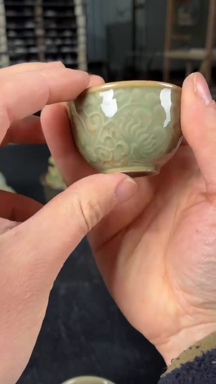 橄榄青釉小酒杯团菊