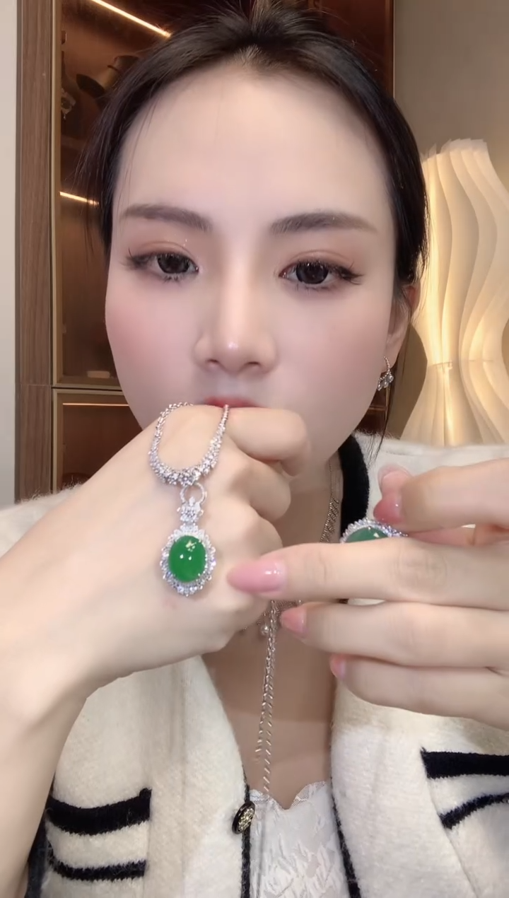 【闪购商品】翡翠吊坠(不含链)18K金镶嵌C43