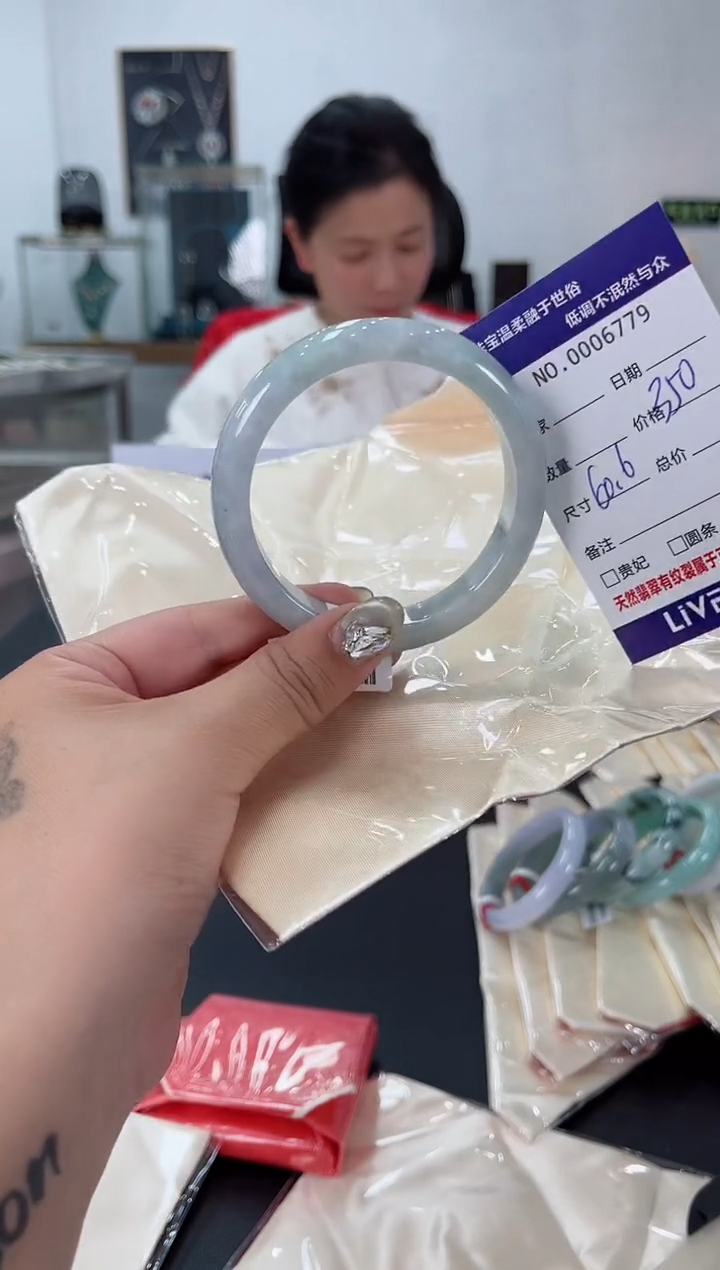 【闪购商品】翡翠手镯未镶嵌天然翡翠A货