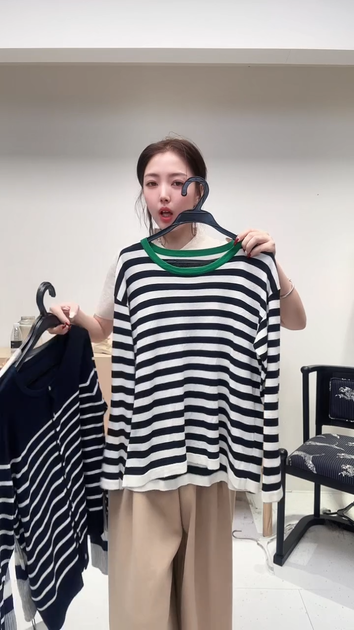 黑白色条纹绿领撞色羊毛衫