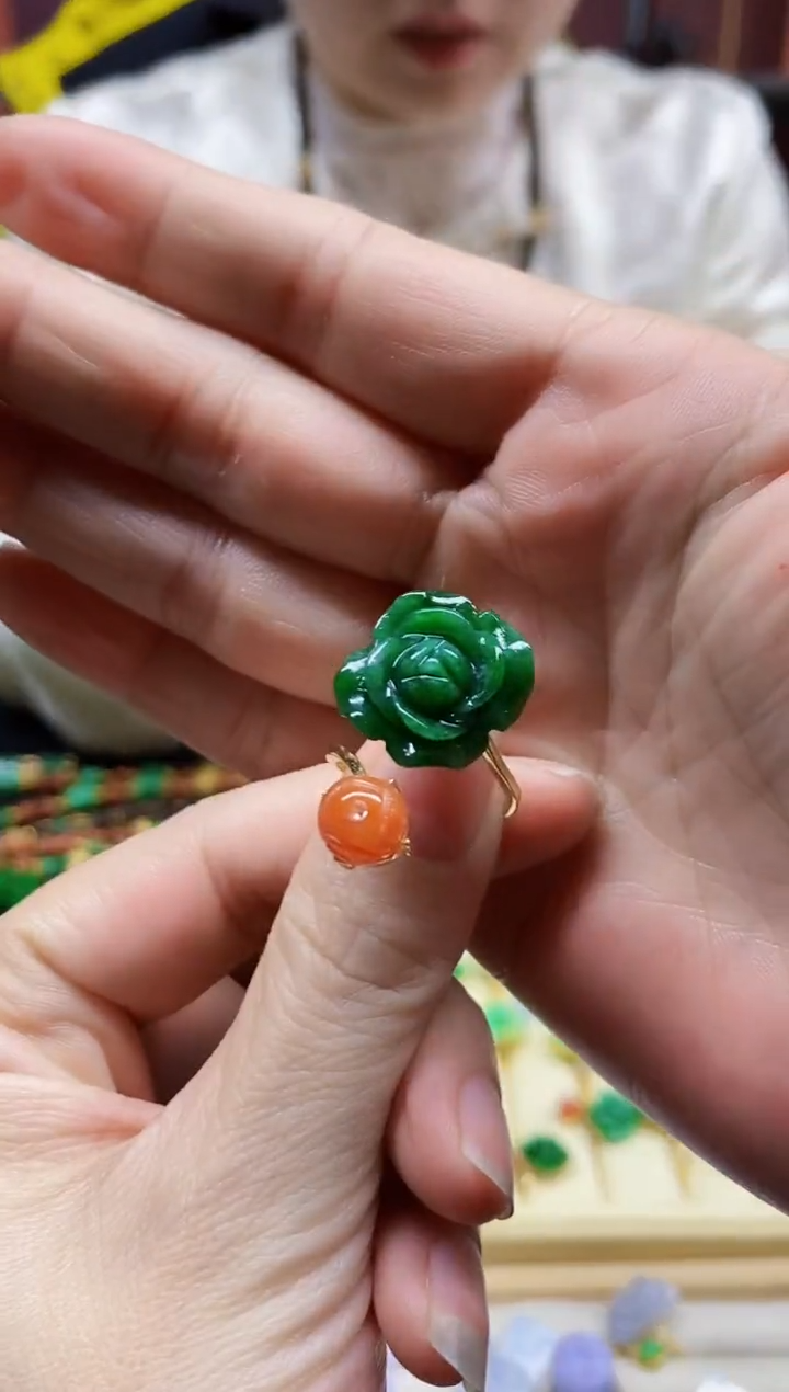 颈饰未镶嵌翡翠世**意戒指