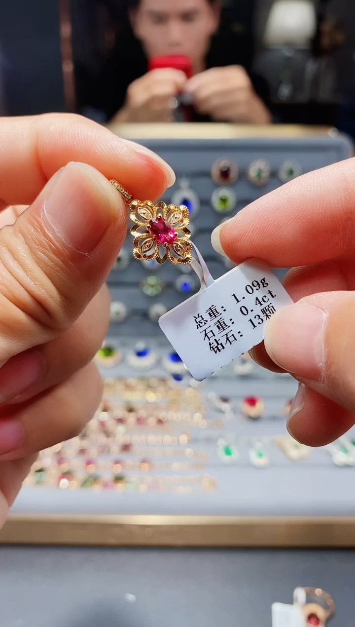 【闪购商品】碧玺颈饰18K金镶嵌0.4..