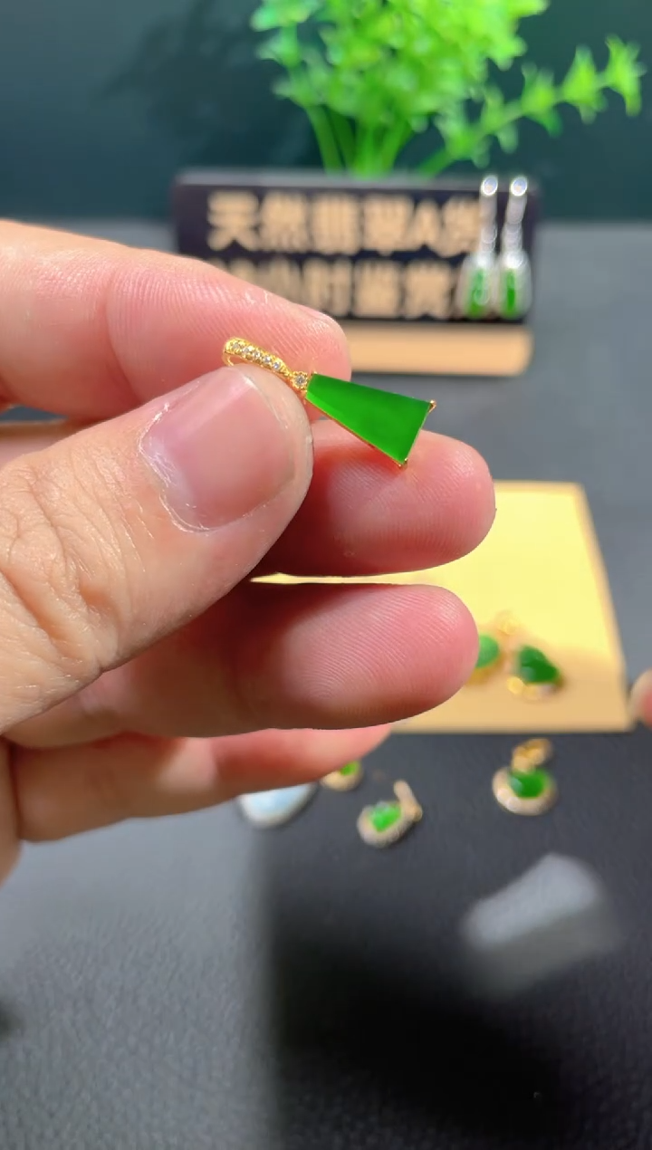 【闪购商品】翡翠颈饰18K金镶嵌翡翠