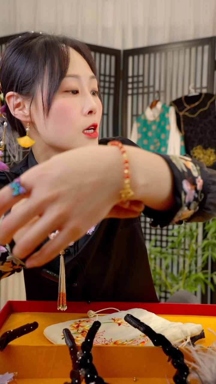 织绣刘***儿非遗苏绣绒花手工饰品
