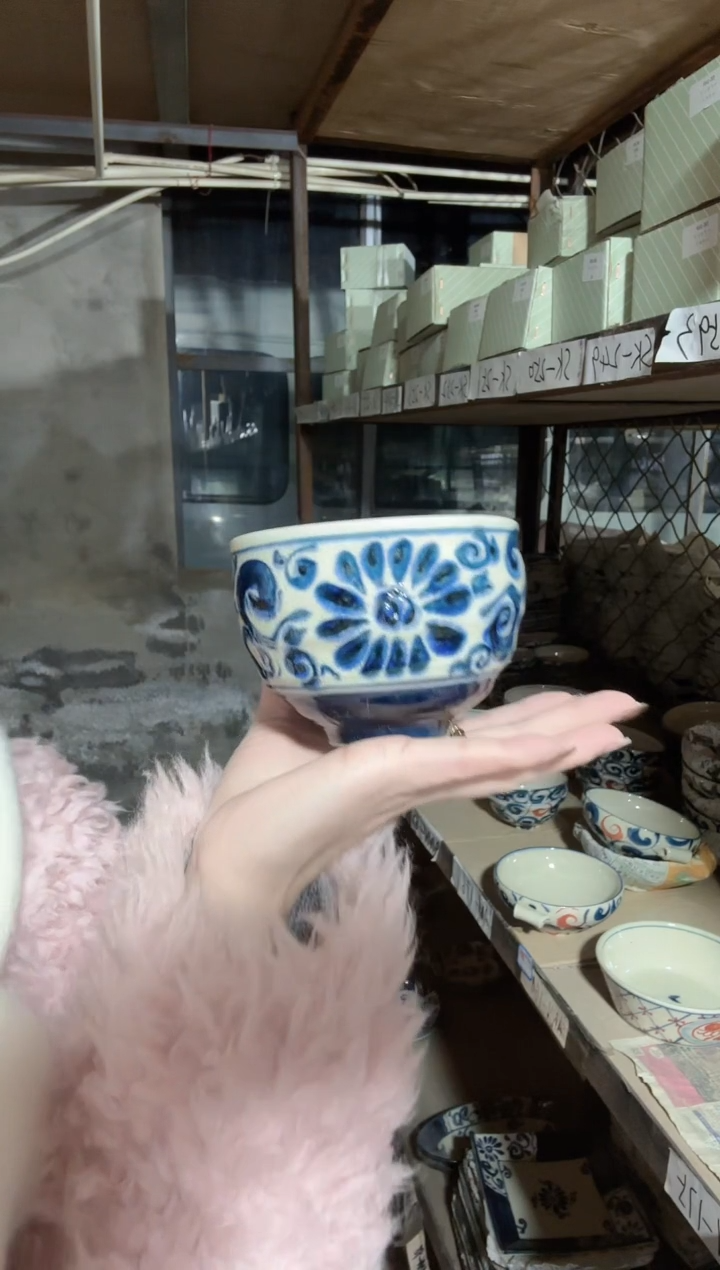 陶瓷蓝菊手捧碗一个