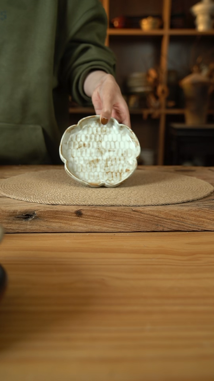 粉影系列的五边花瓣铠甲纹碟1个