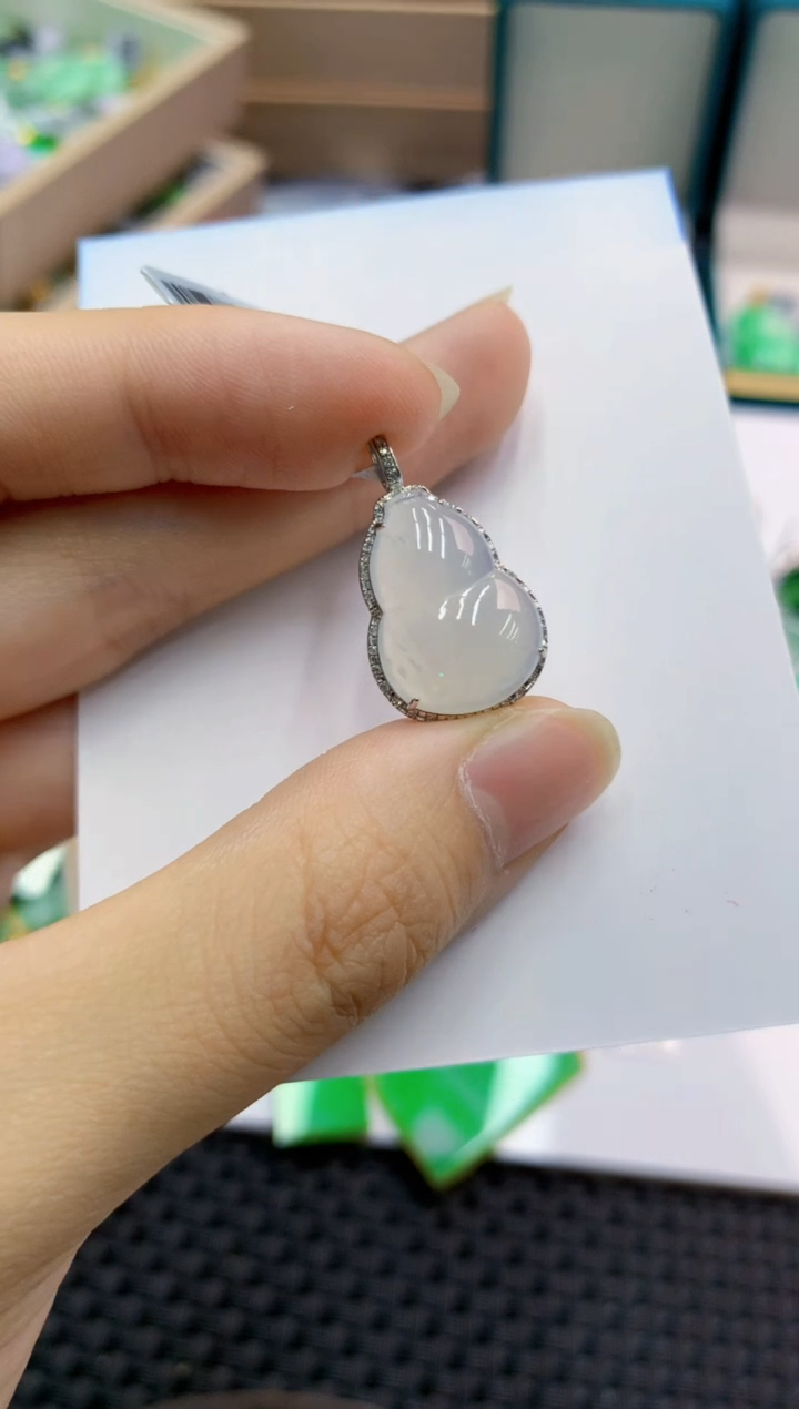 翡翠18K金镶嵌颈饰        1