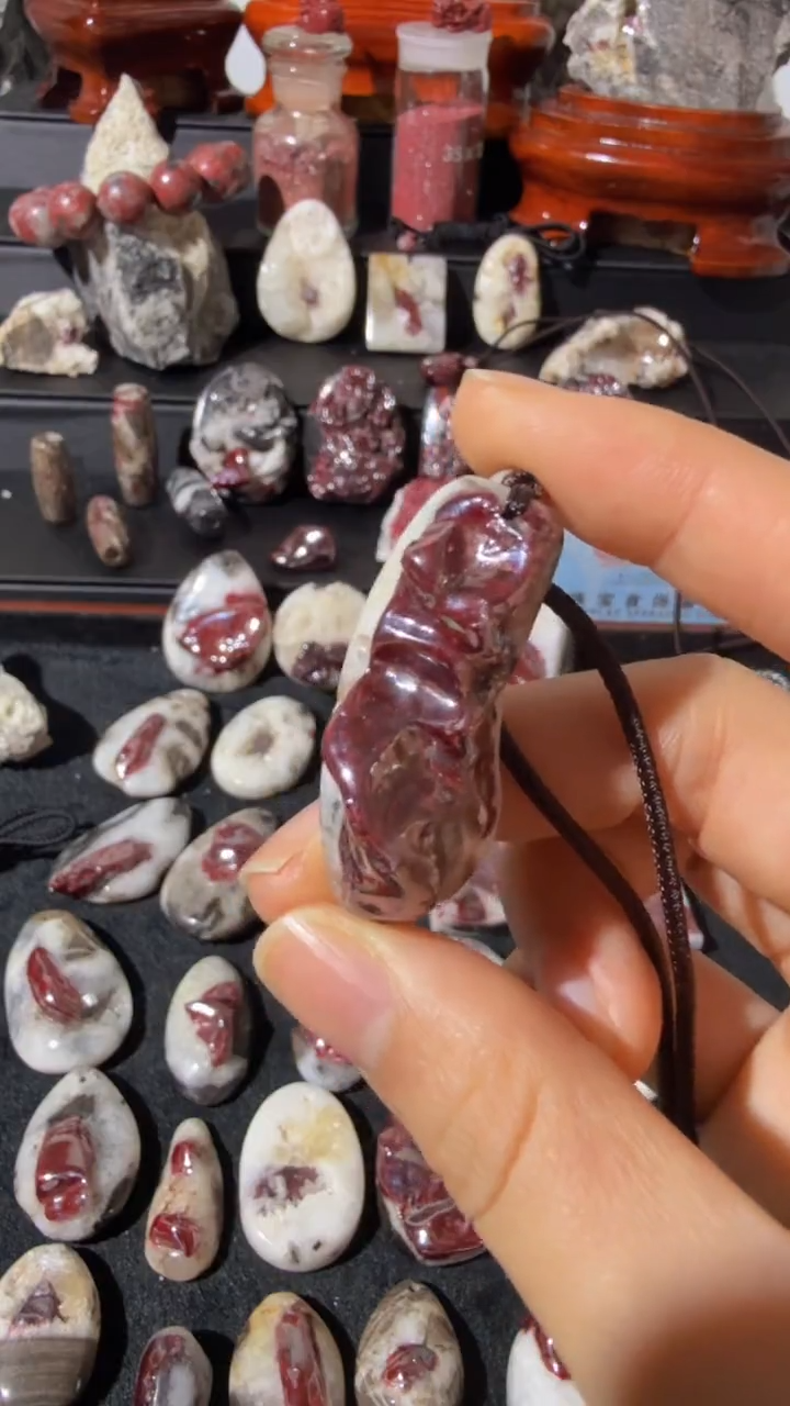 天然辰砂志*者天然辰砂天然朱砂大晶砂随行吊坠