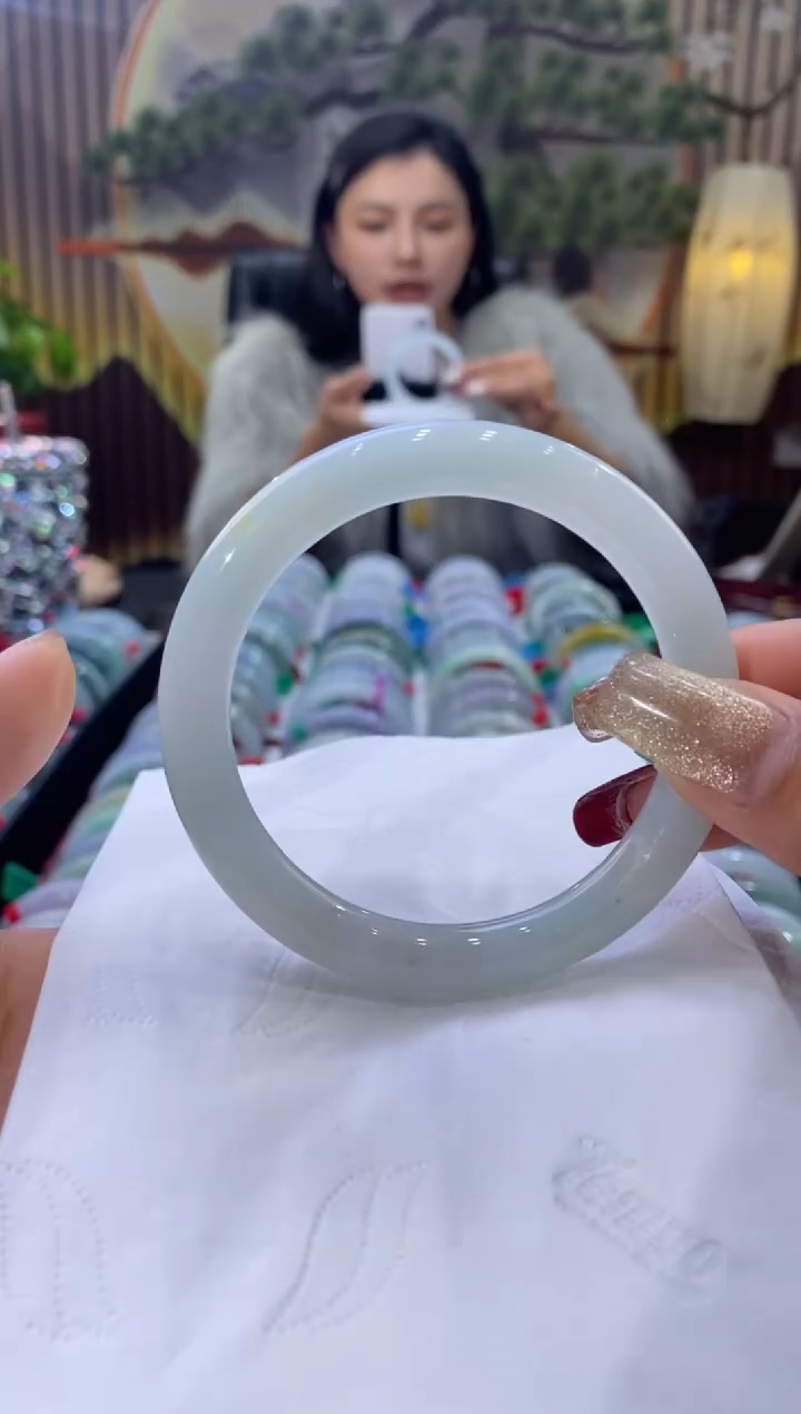 【闪购商品】翡翠手镯未镶嵌多人06418