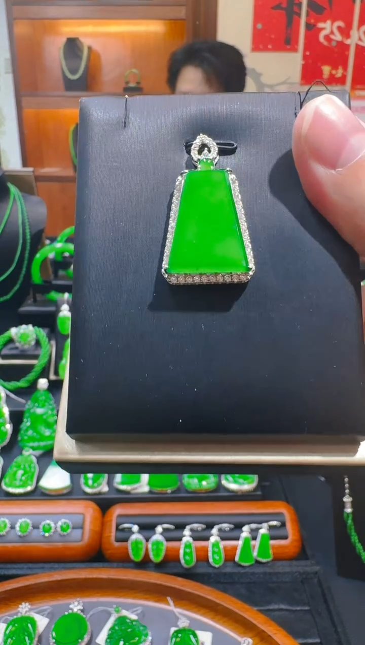 【闪购商品】翡翠吊坠(赠链)银S925镶嵌天然A货翡翠