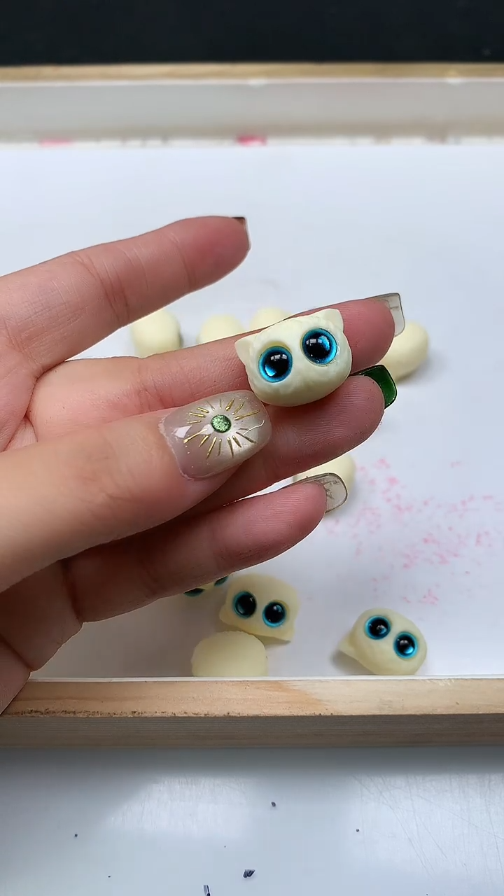 菩提散珠E889 牙牙果蓝眼猫头14*18mm1个5元