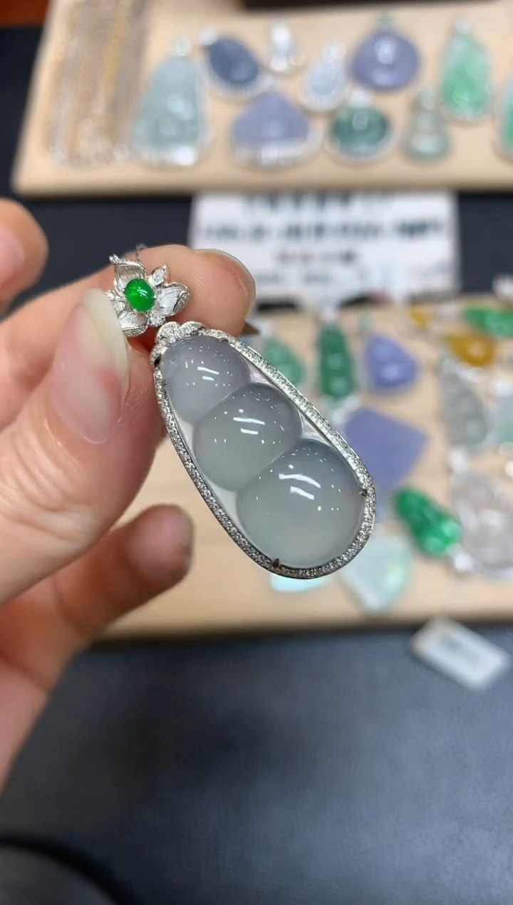 【闪购商品】翡翠颈饰18K金镶嵌福豆【无服务费