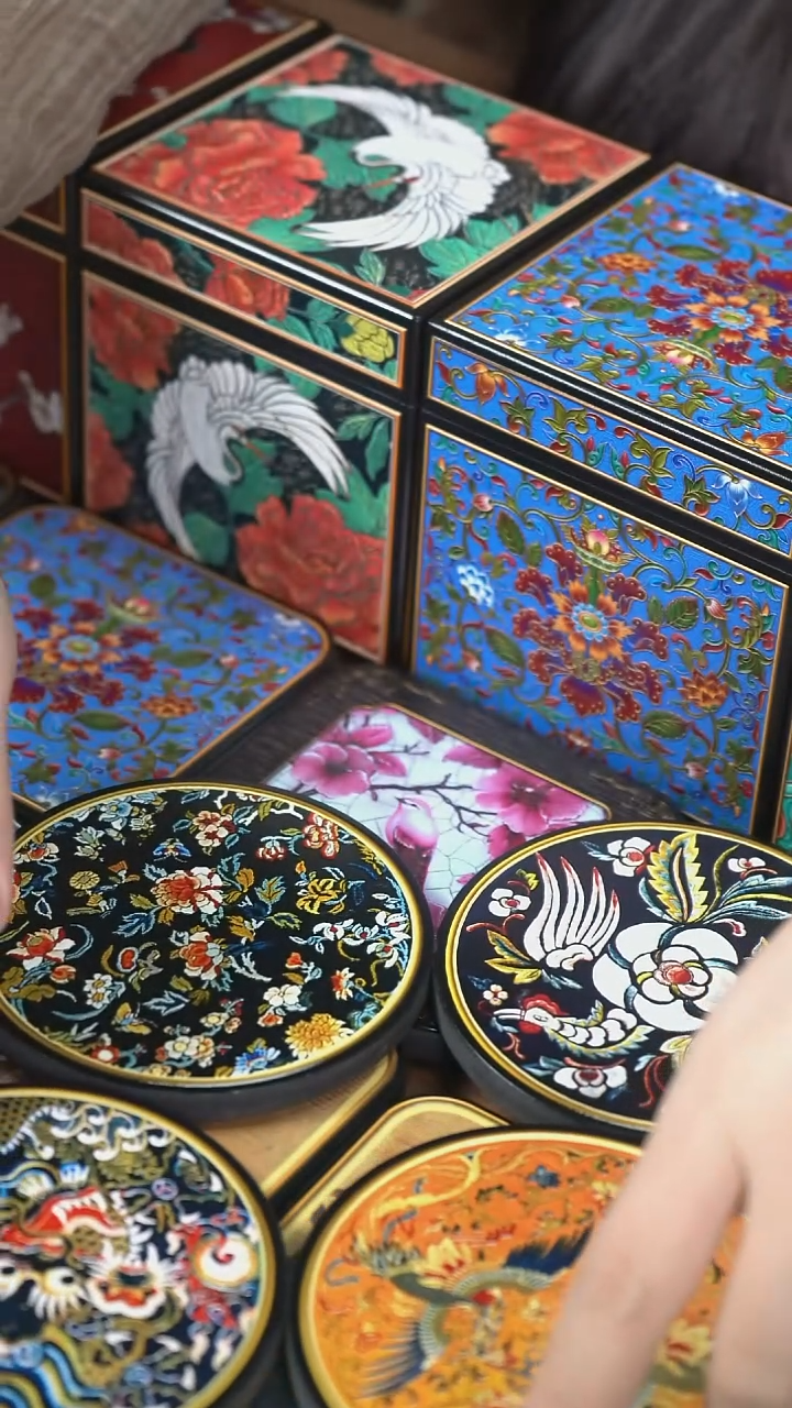 壹藏贰宝花龙戏凤图案杯垫一套