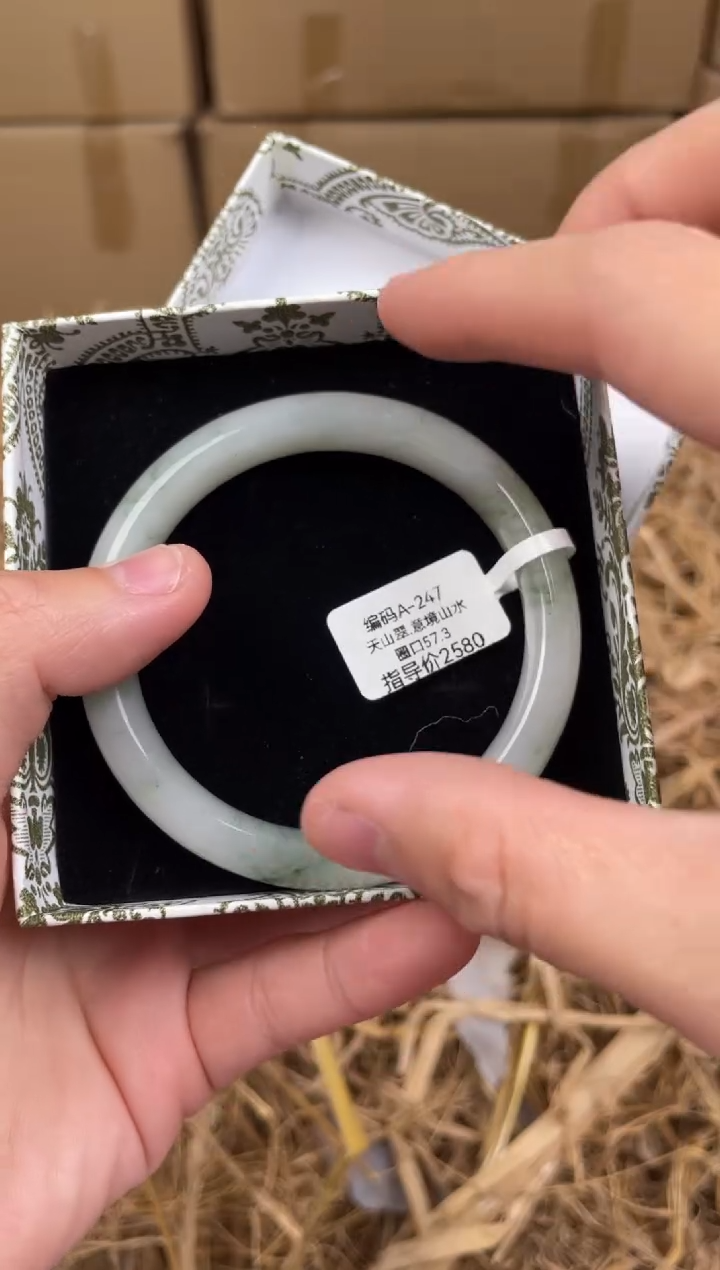 未镶嵌手镯石英质玉A247